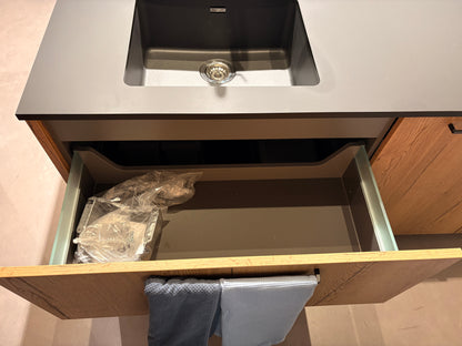 05424 - Zwarte eilandkeuken met houtlook
