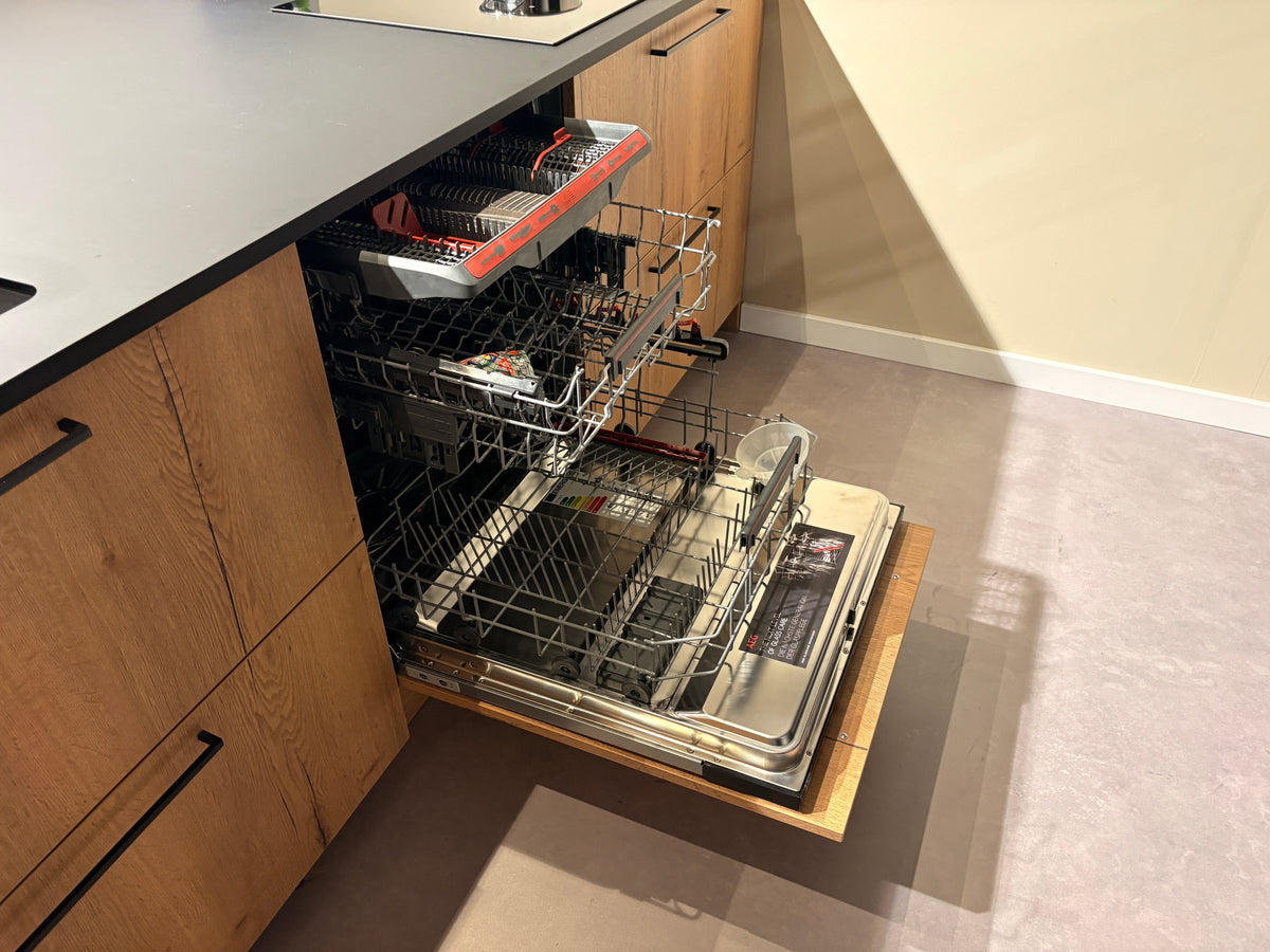 05424 - Zwarte eilandkeuken met houtlook