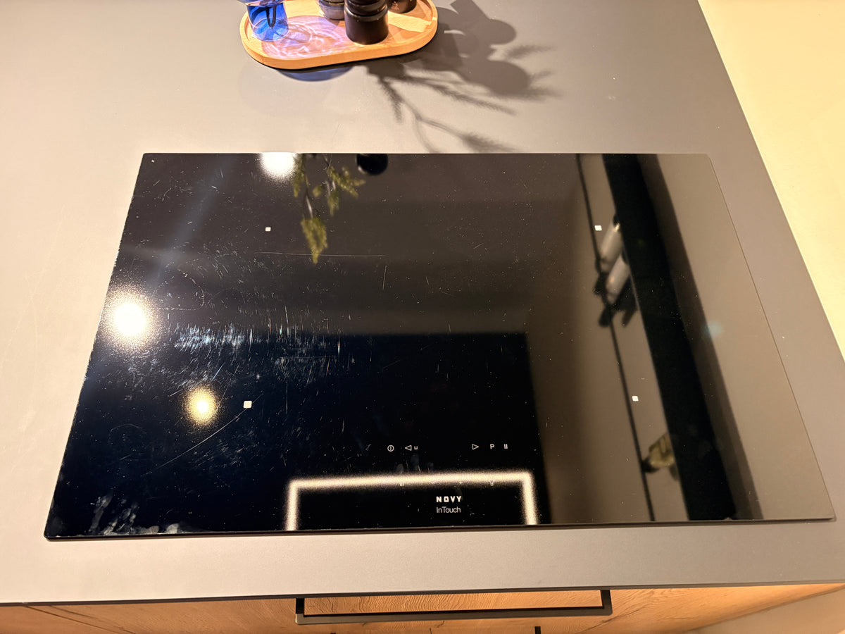 05424 - Zwarte eilandkeuken met houtlook