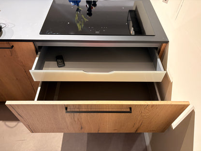 05424 - Zwarte eilandkeuken met houtlook