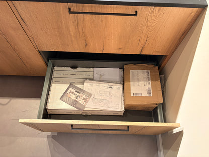 05424 - Zwarte eilandkeuken met houtlook
