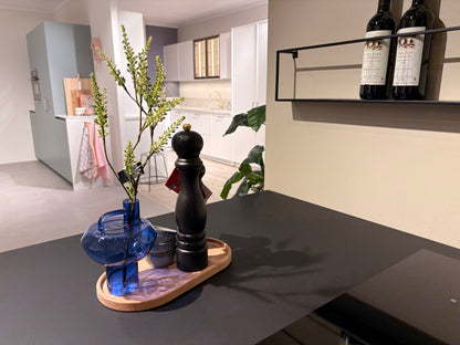 05424 - Zwarte eilandkeuken met houtlook