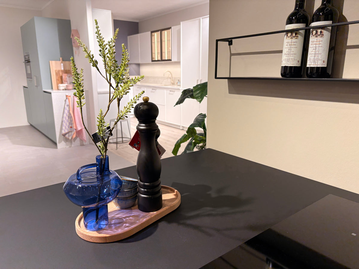 05424 - Zwarte eilandkeuken met houtlook