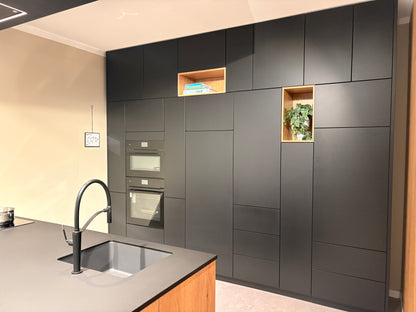 05424 - Zwarte eilandkeuken met houtlook