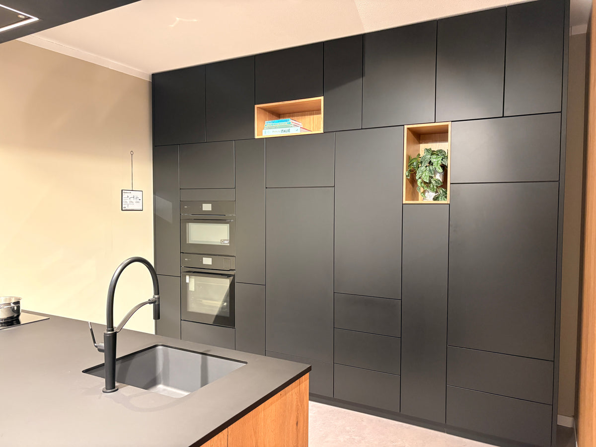 05424 - Zwarte eilandkeuken met houtlook
