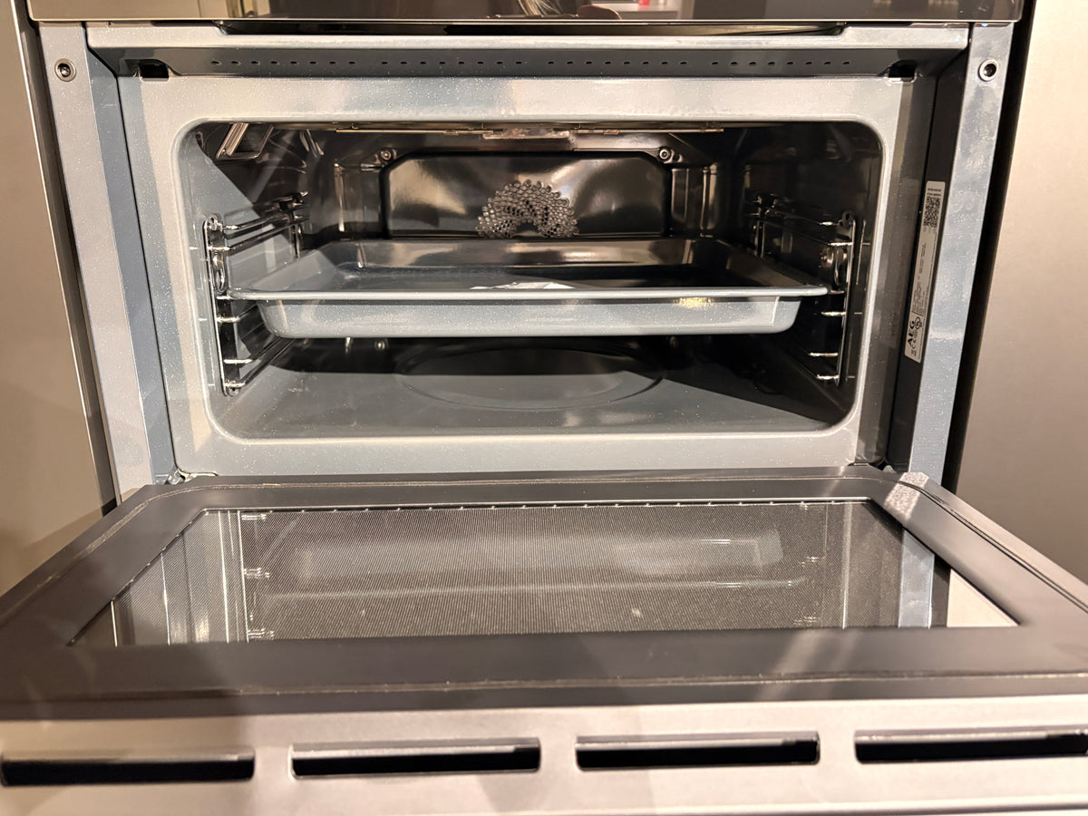 05424 - Zwarte eilandkeuken met houtlook