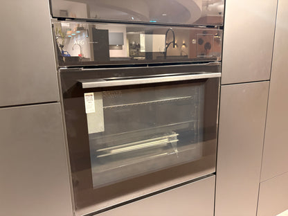 05424 - Zwarte eilandkeuken met houtlook