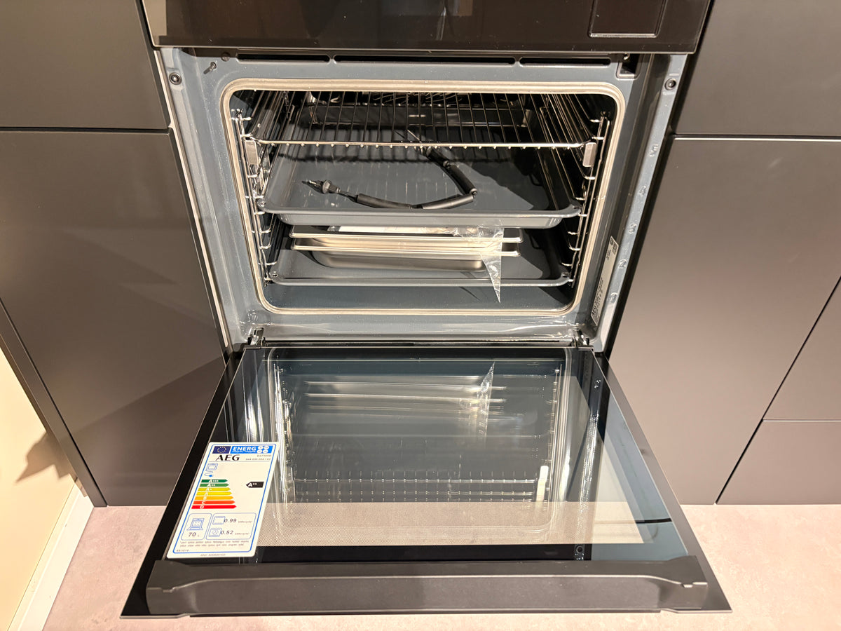 05424 - Zwarte eilandkeuken met houtlook