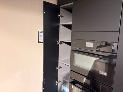 05424 - Zwarte eilandkeuken met houtlook