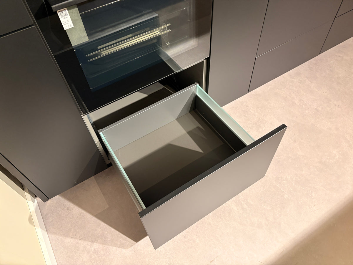 05424 - Zwarte eilandkeuken met houtlook