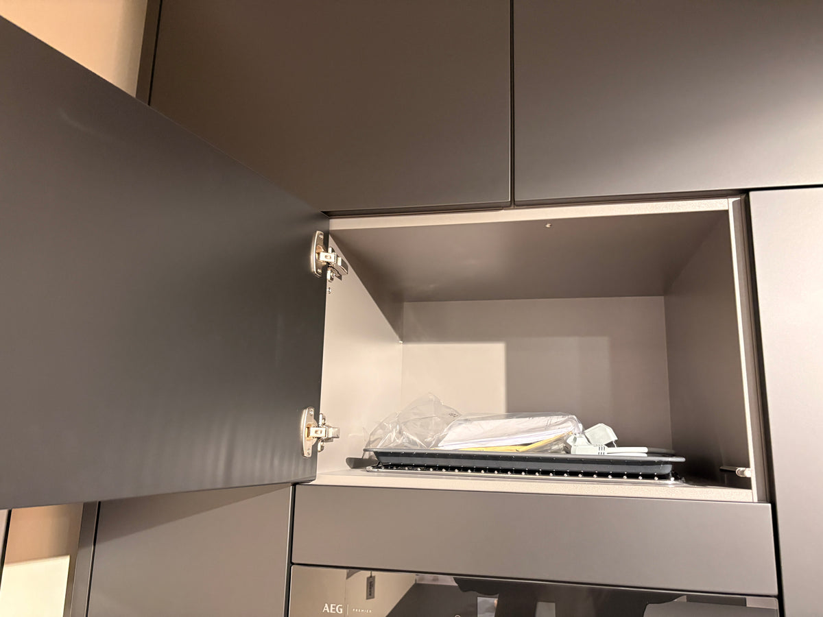 05424 - Zwarte eilandkeuken met houtlook