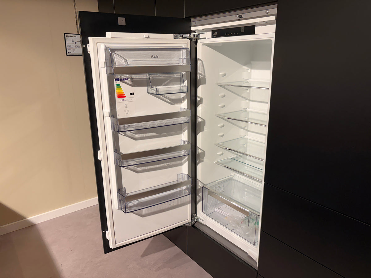 05424 - Zwarte eilandkeuken met houtlook