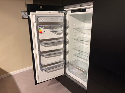05424 - Zwarte eilandkeuken met houtlook