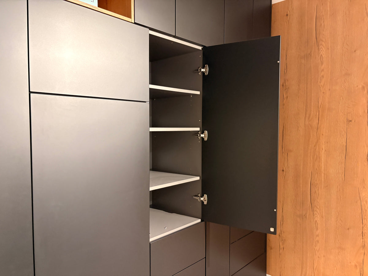 05424 - Zwarte eilandkeuken met houtlook