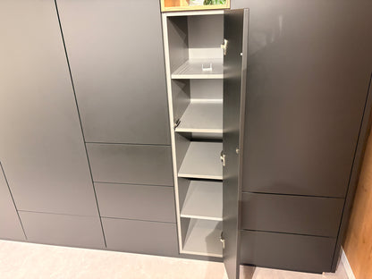 05424 - Zwarte eilandkeuken met houtlook