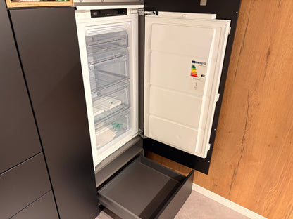 05424 - Zwarte eilandkeuken met houtlook