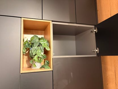 05424 - Zwarte eilandkeuken met houtlook