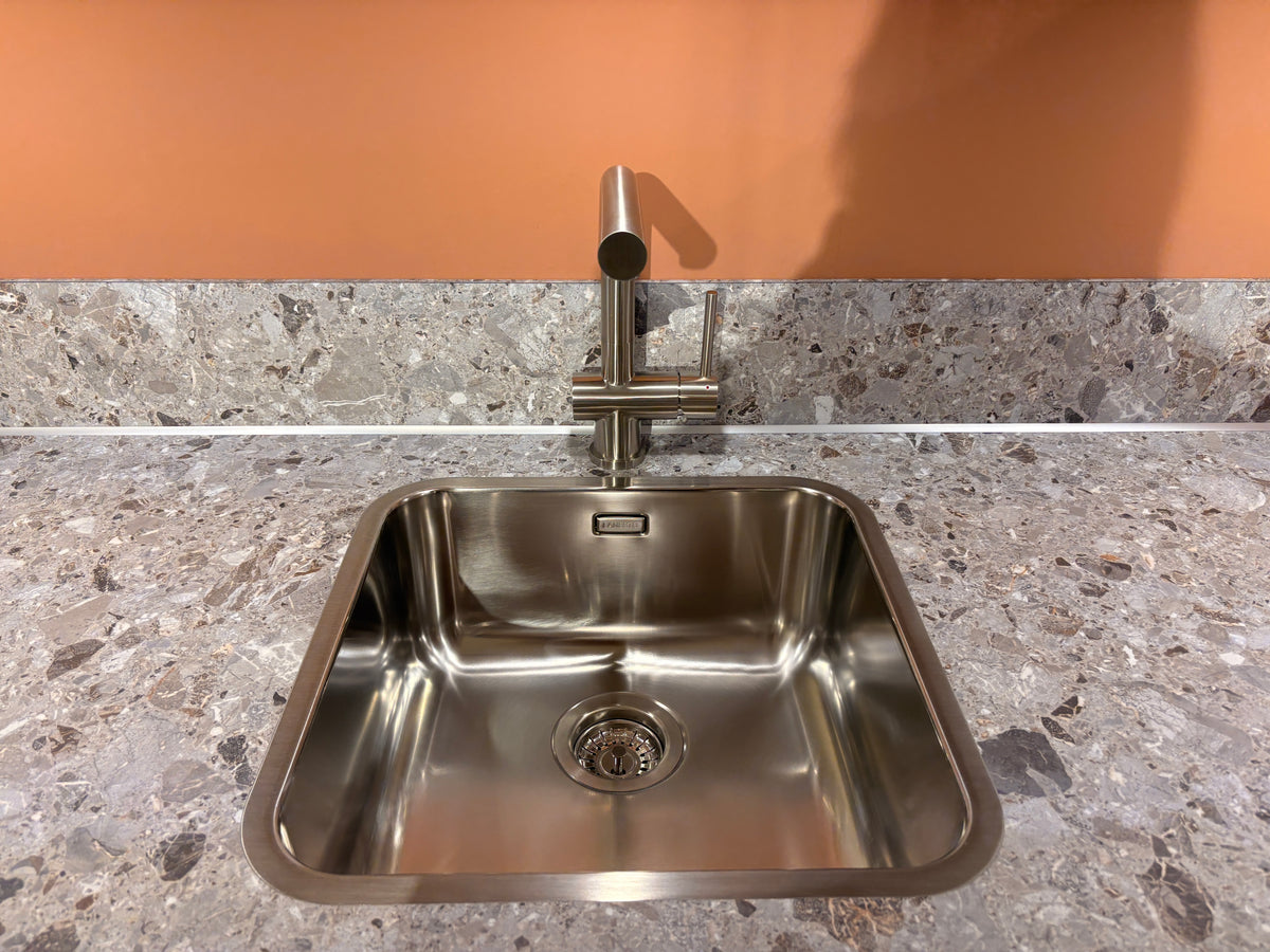 05428 - Satijn grijze schiereiland keuken