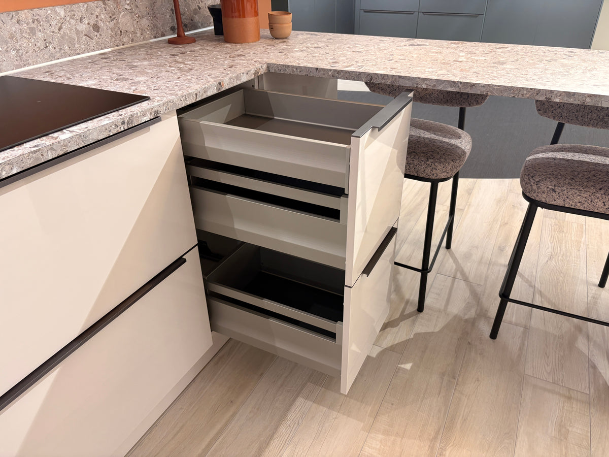 05428 - Satijn grijze schiereiland keuken