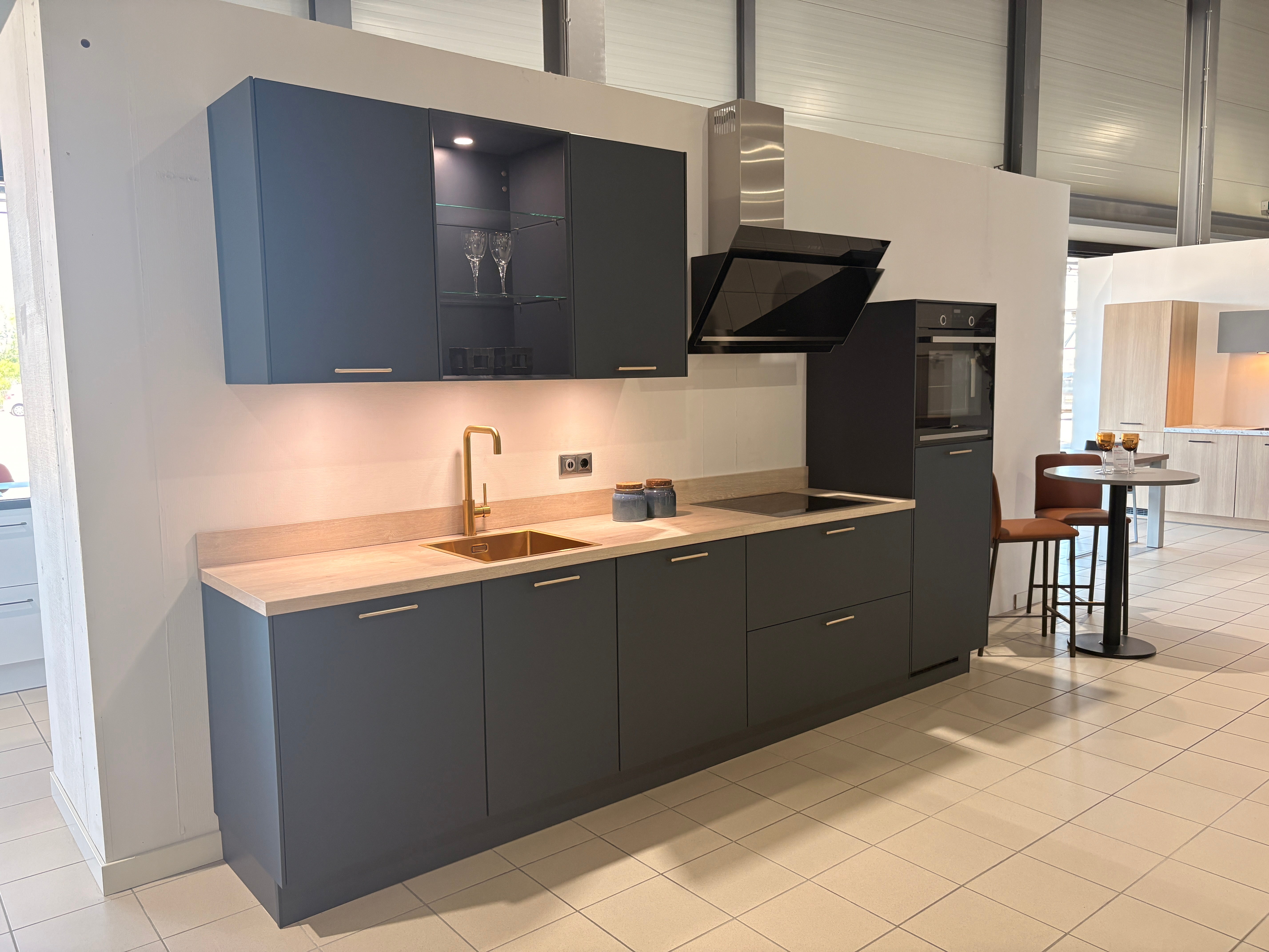 05458 - Marineblauwe Nobilia keuken