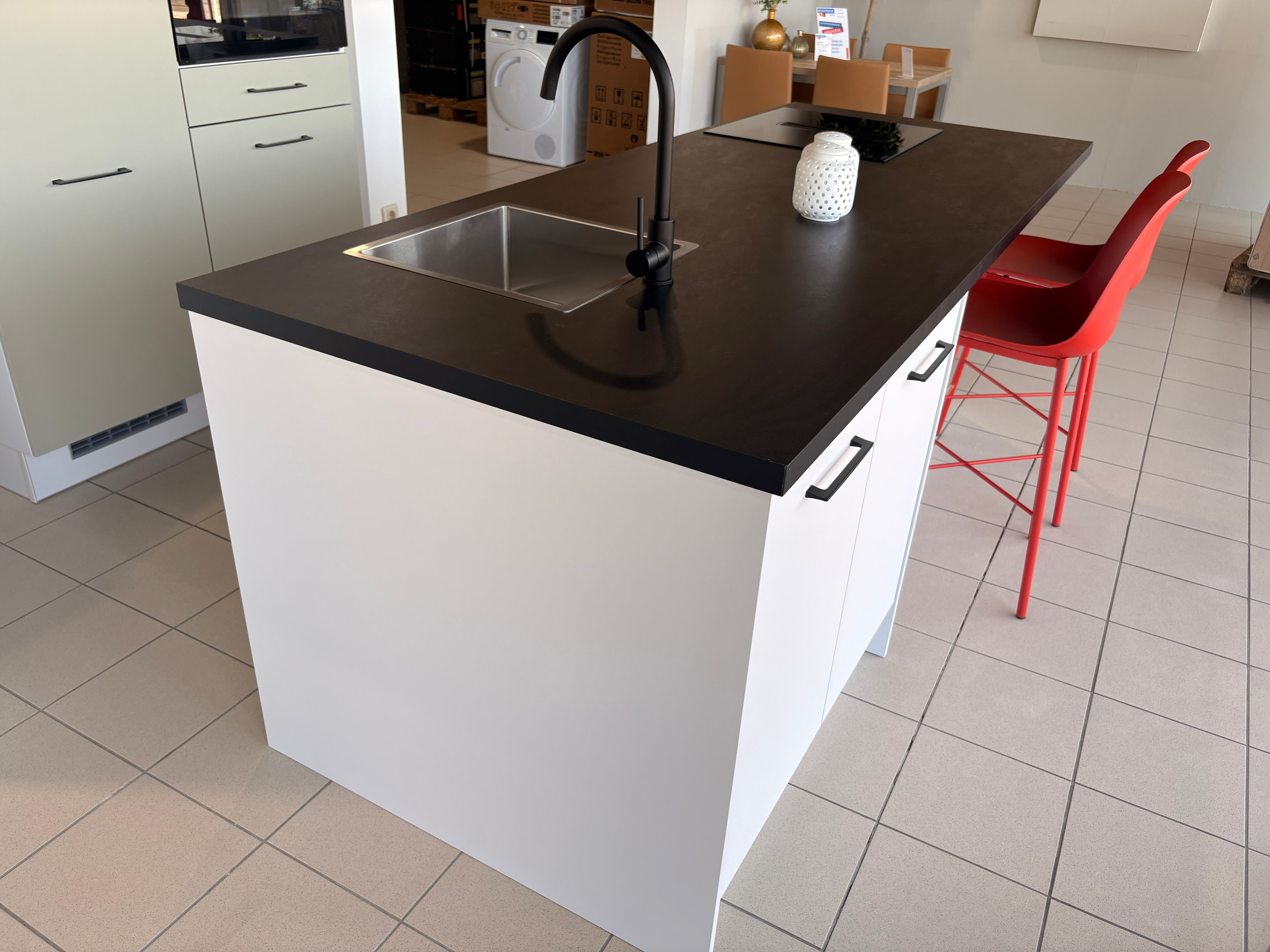 05450 - Impuls eilandkeuken met smalle kastenwand