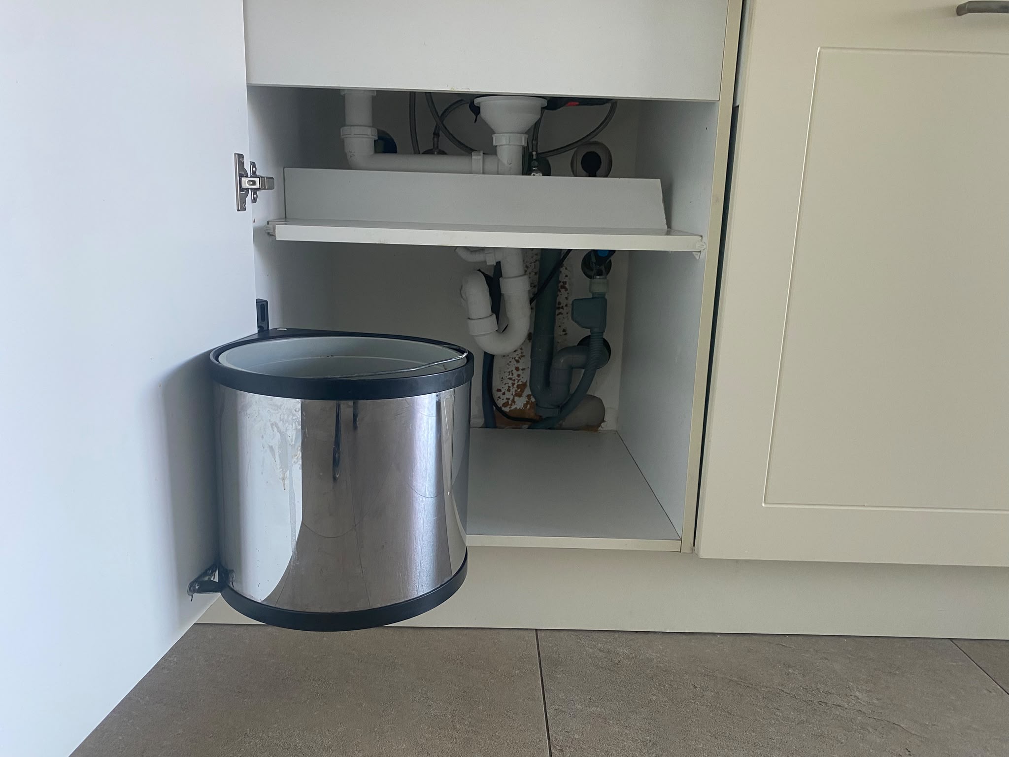 05131 - Witte hoekkeuken