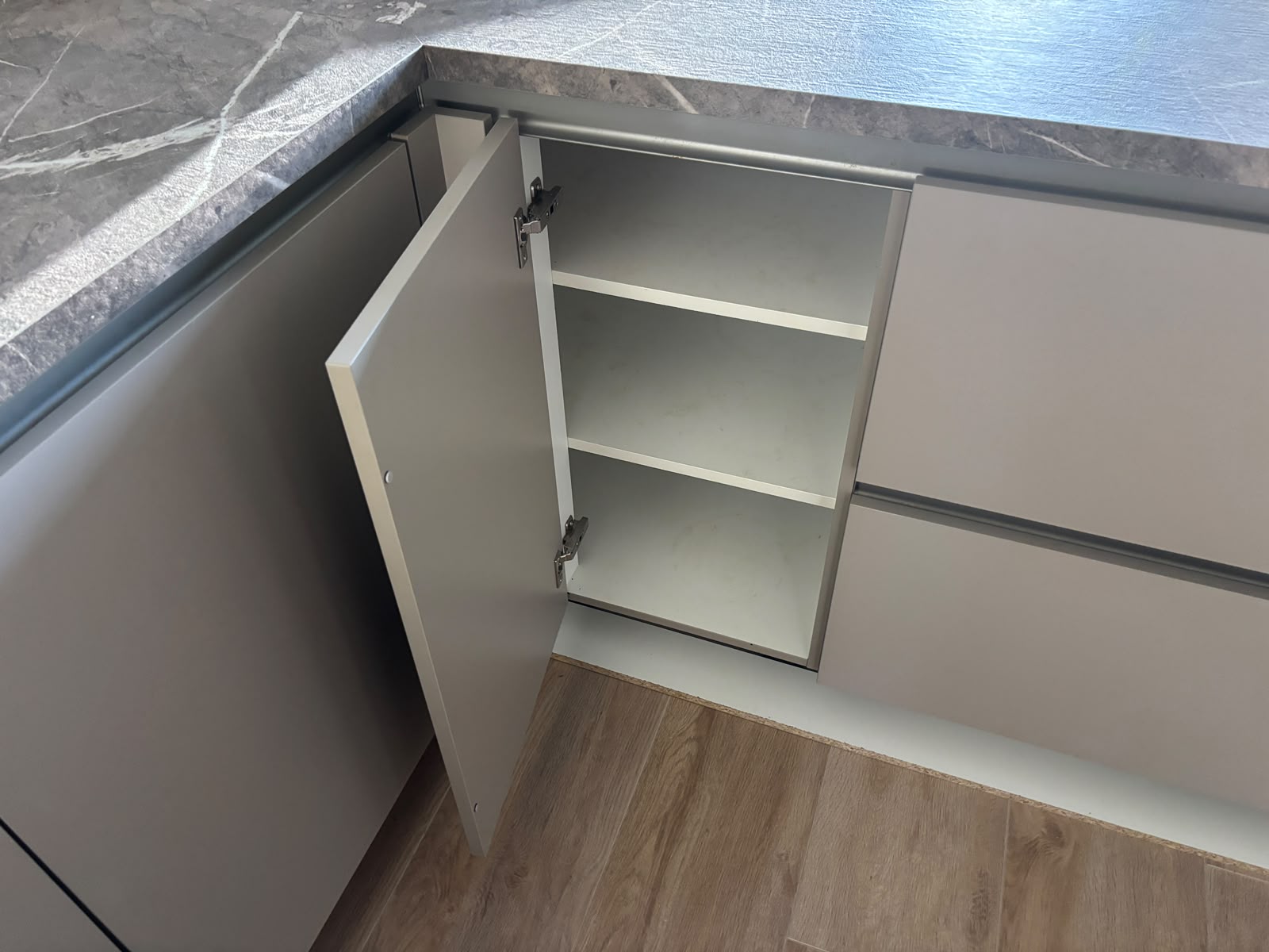 05404 - Moderne schiereiland keuken