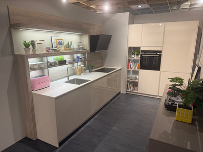 05763 - Schelpenwitte keuken met kastenwand