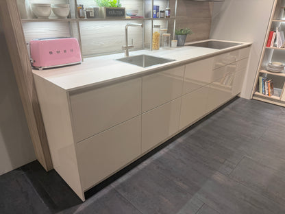 05763 - Schelpenwitte keuken met kastenwand