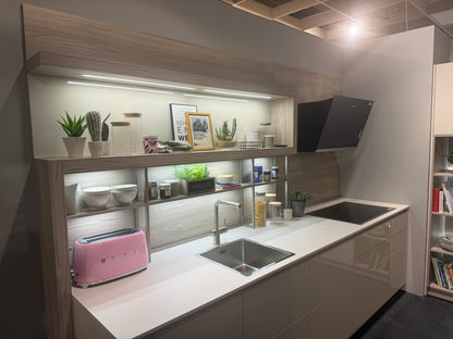 05763 - Schelpenwitte keuken met kastenwand