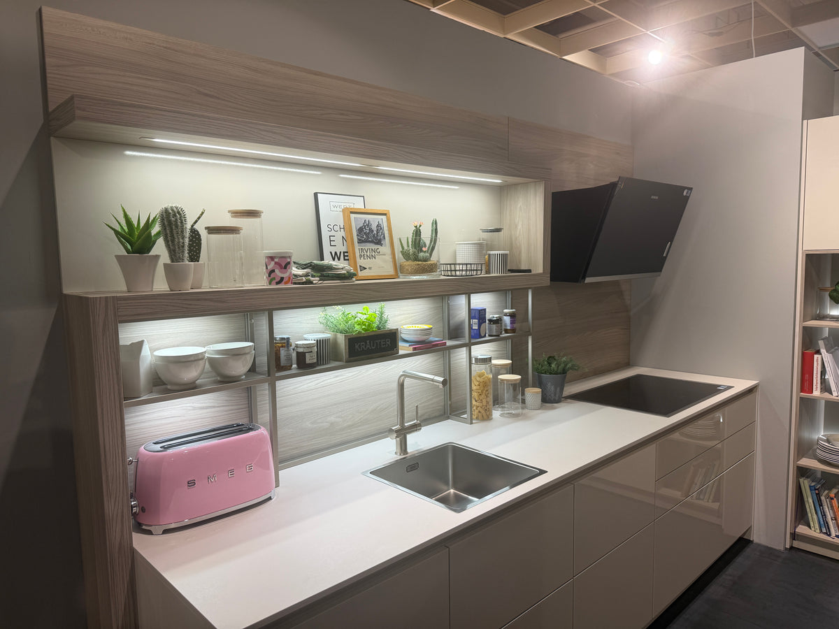 05763 - Schelpenwitte keuken met kastenwand