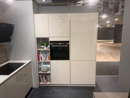05763 - Schelpenwitte keuken met kastenwand