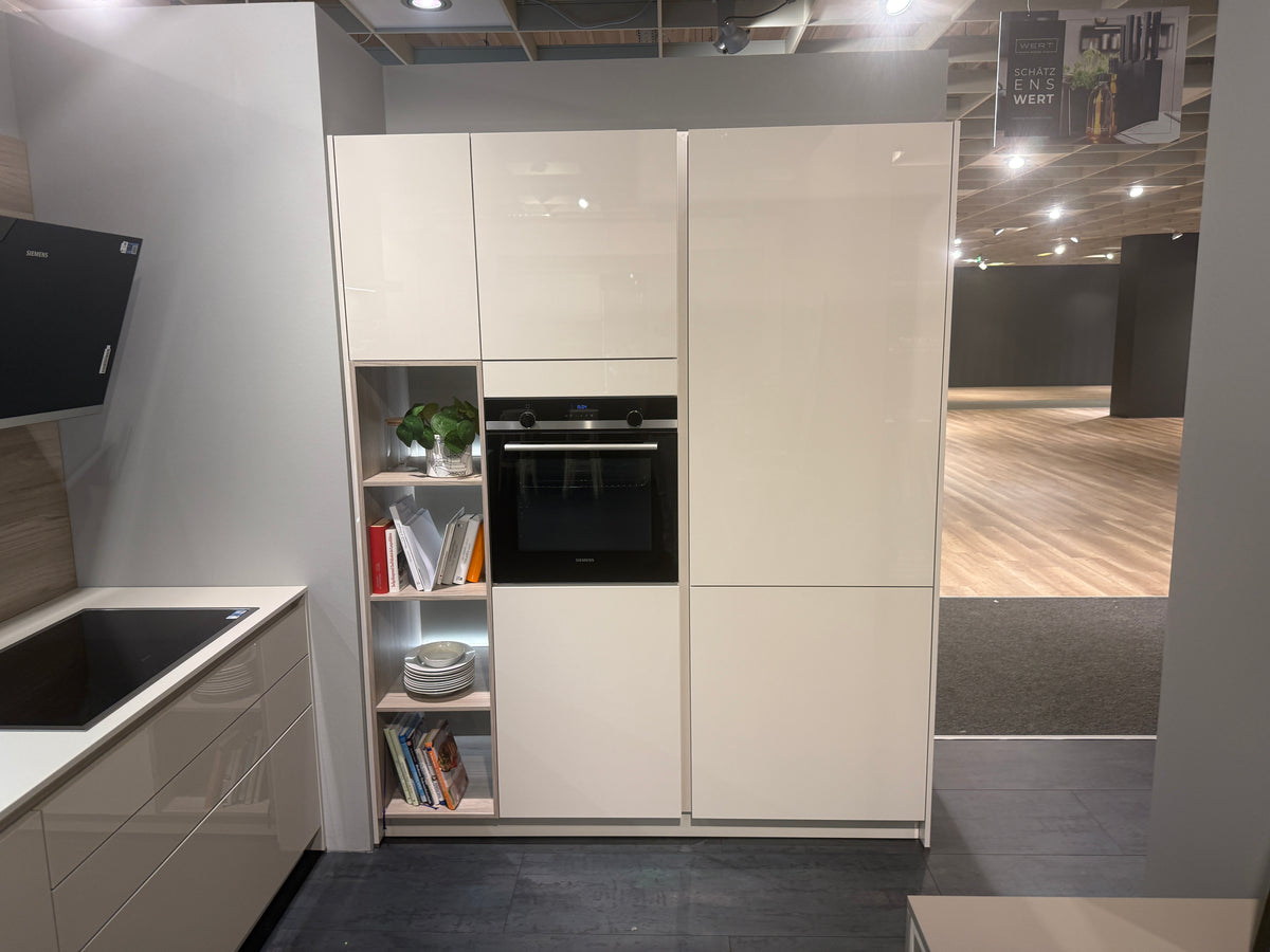 05763 - Schelpenwitte keuken met kastenwand