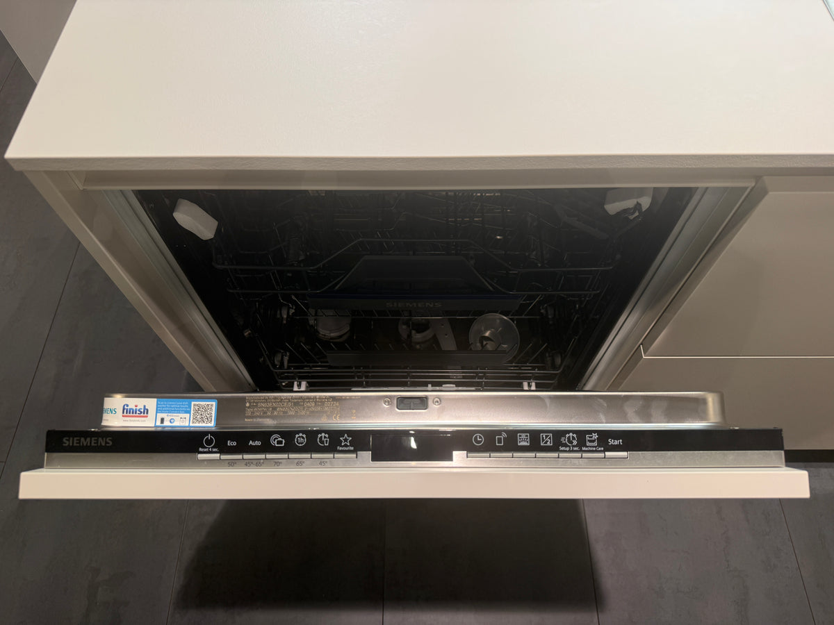 05763 - Schelpenwitte keuken met kastenwand