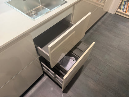 05763 - Schelpenwitte keuken met kastenwand