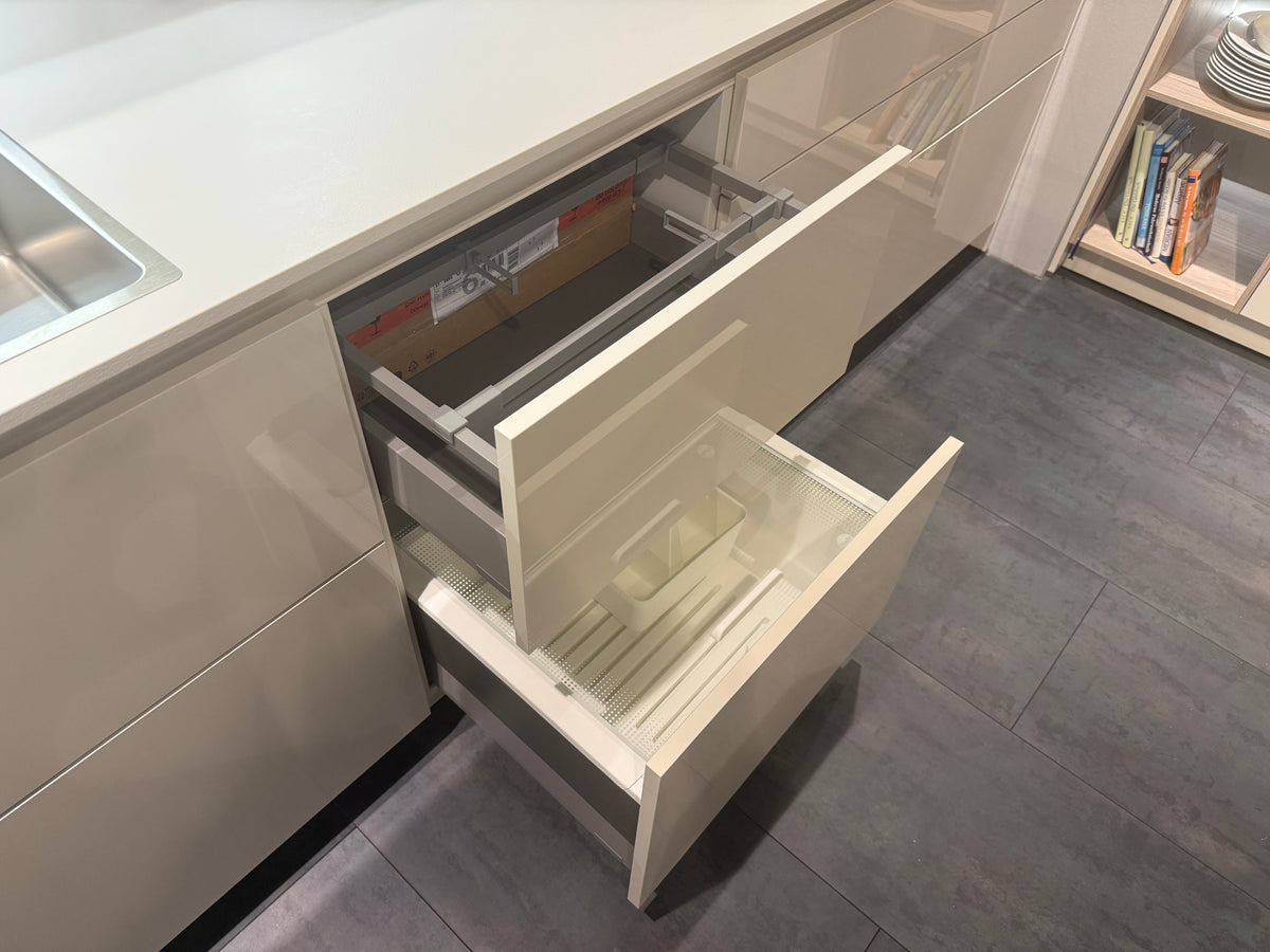05763 - Schelpenwitte keuken met kastenwand