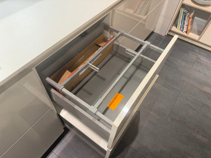 05763 - Schelpenwitte keuken met kastenwand