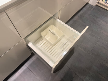 05763 - Schelpenwitte keuken met kastenwand