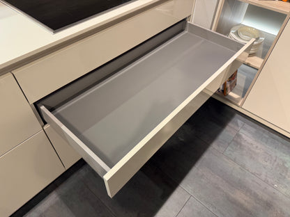 05763 - Schelpenwitte keuken met kastenwand
