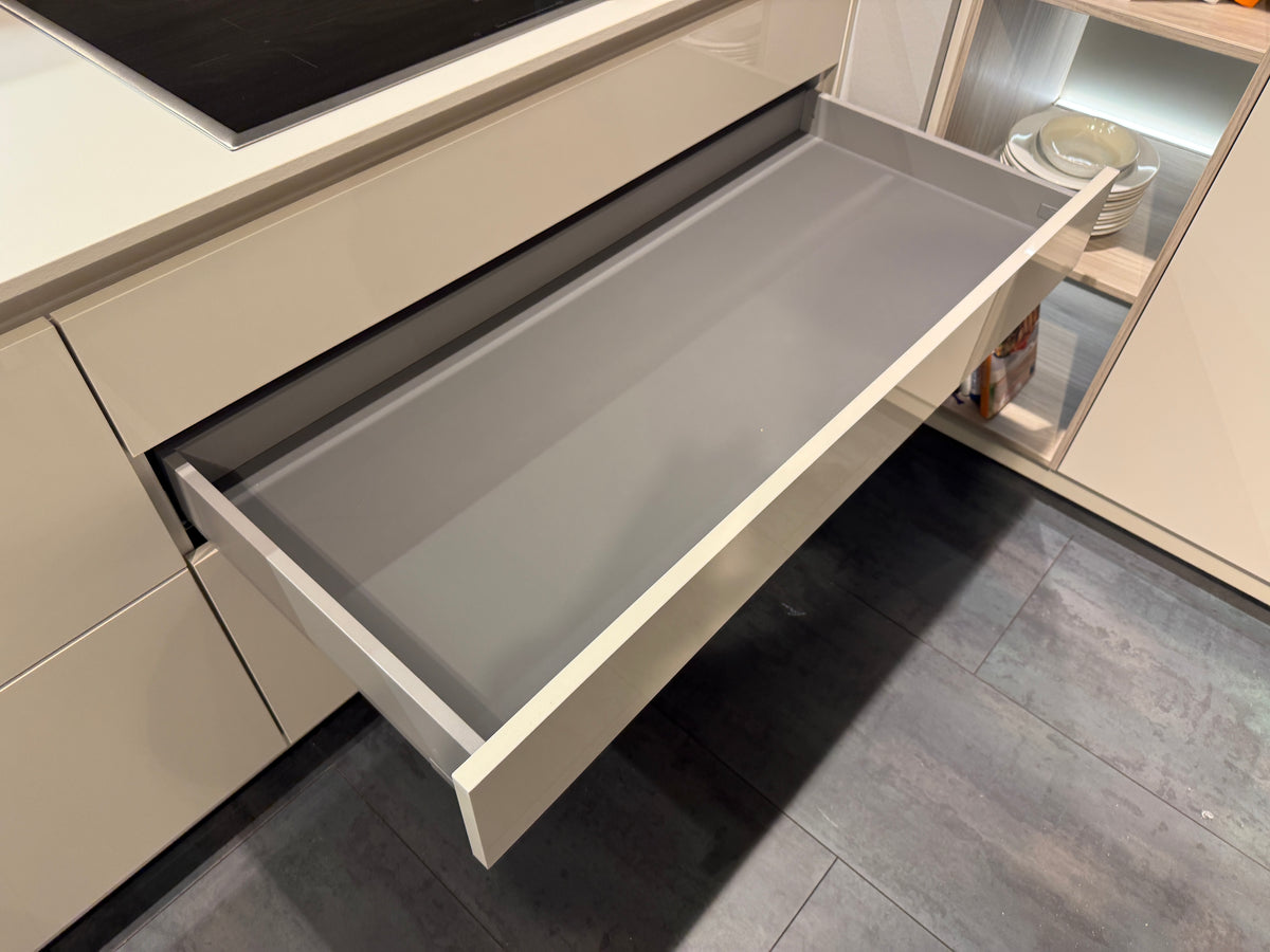 05763 - Schelpenwitte keuken met kastenwand