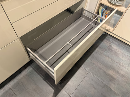 05763 - Schelpenwitte keuken met kastenwand