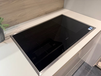 05763 - Schelpenwitte keuken met kastenwand