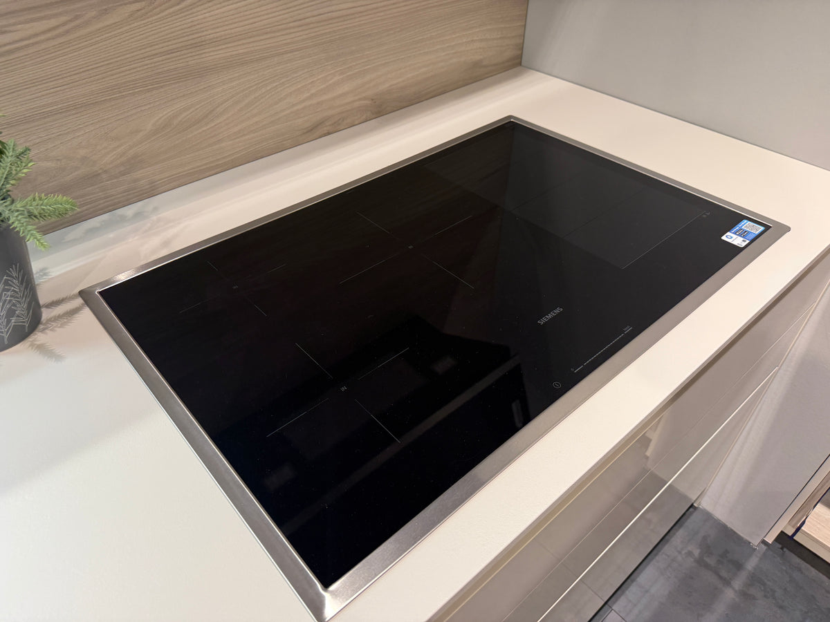 05763 - Schelpenwitte keuken met kastenwand