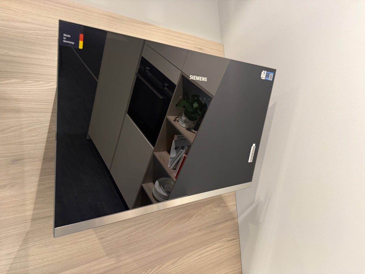 05763 - Schelpenwitte keuken met kastenwand