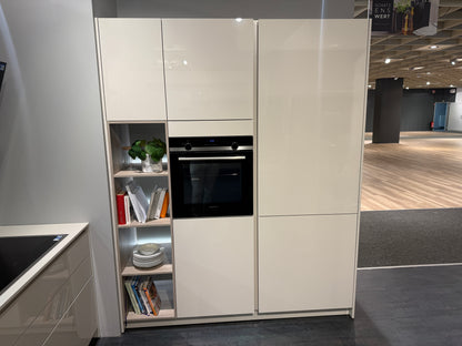 05763 - Schelpenwitte keuken met kastenwand