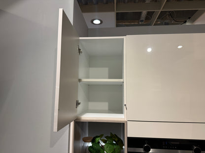 05763 - Schelpenwitte keuken met kastenwand