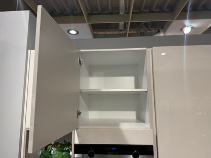 05763 - Schelpenwitte keuken met kastenwand
