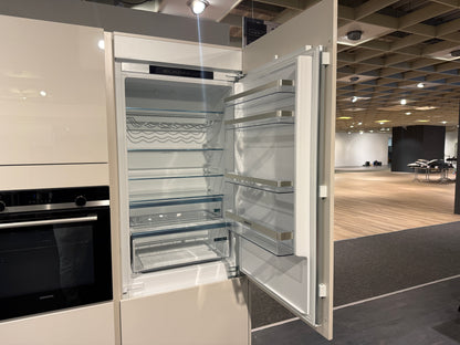 05763 - Schelpenwitte keuken met kastenwand