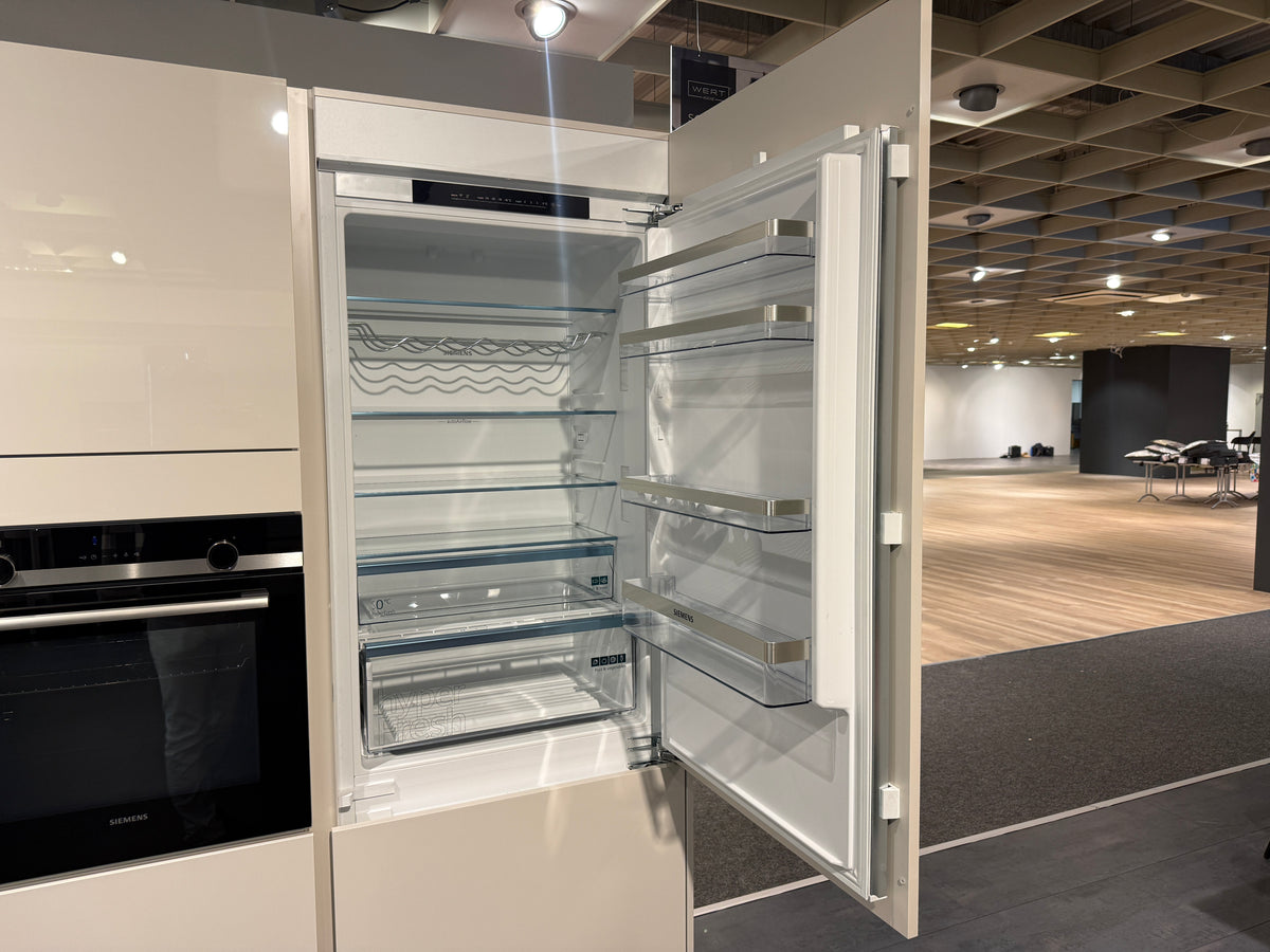 05763 - Schelpenwitte keuken met kastenwand