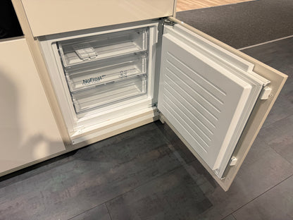 05763 - Schelpenwitte keuken met kastenwand